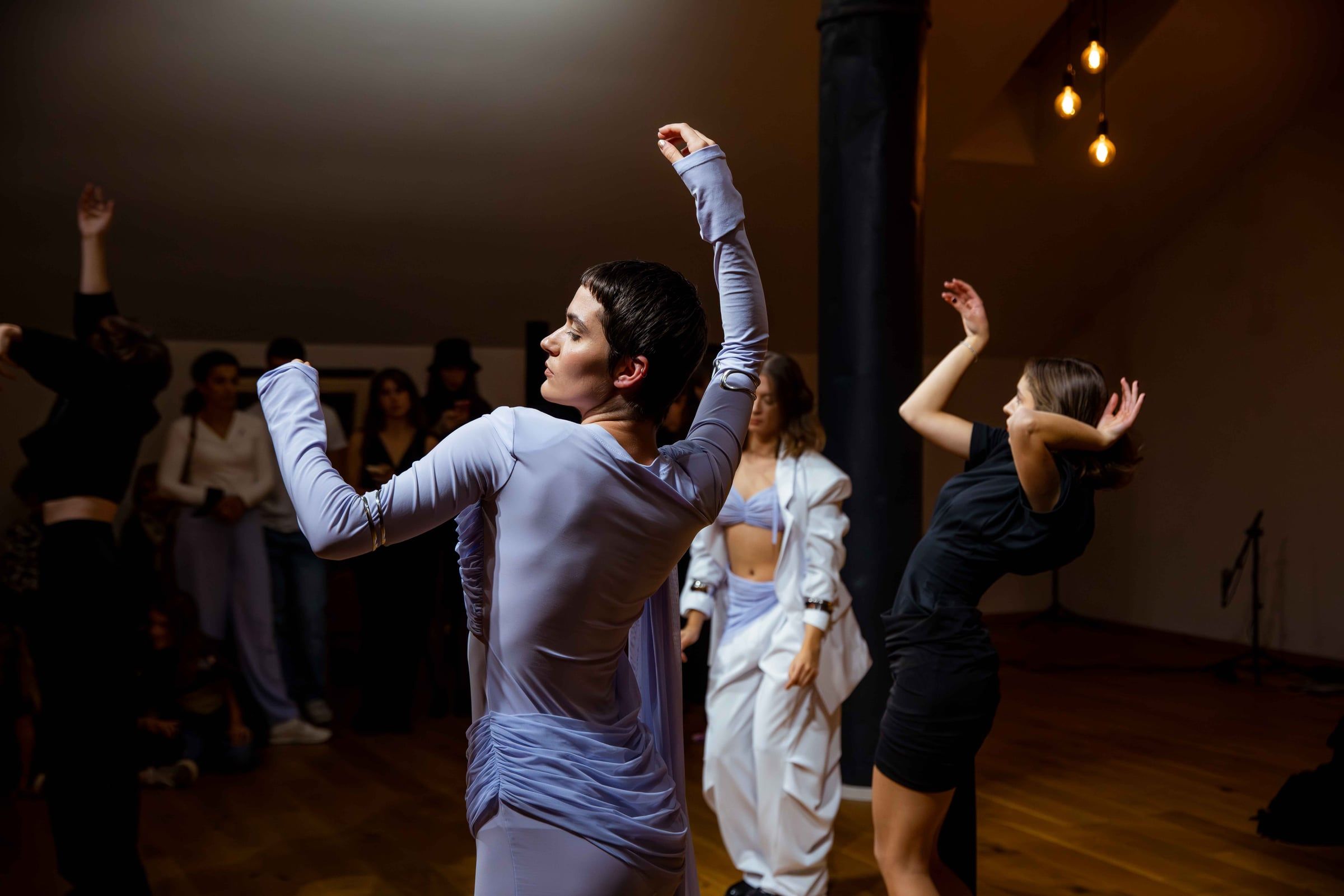 Tanečníčka počas performatívnej módnej prezentácie