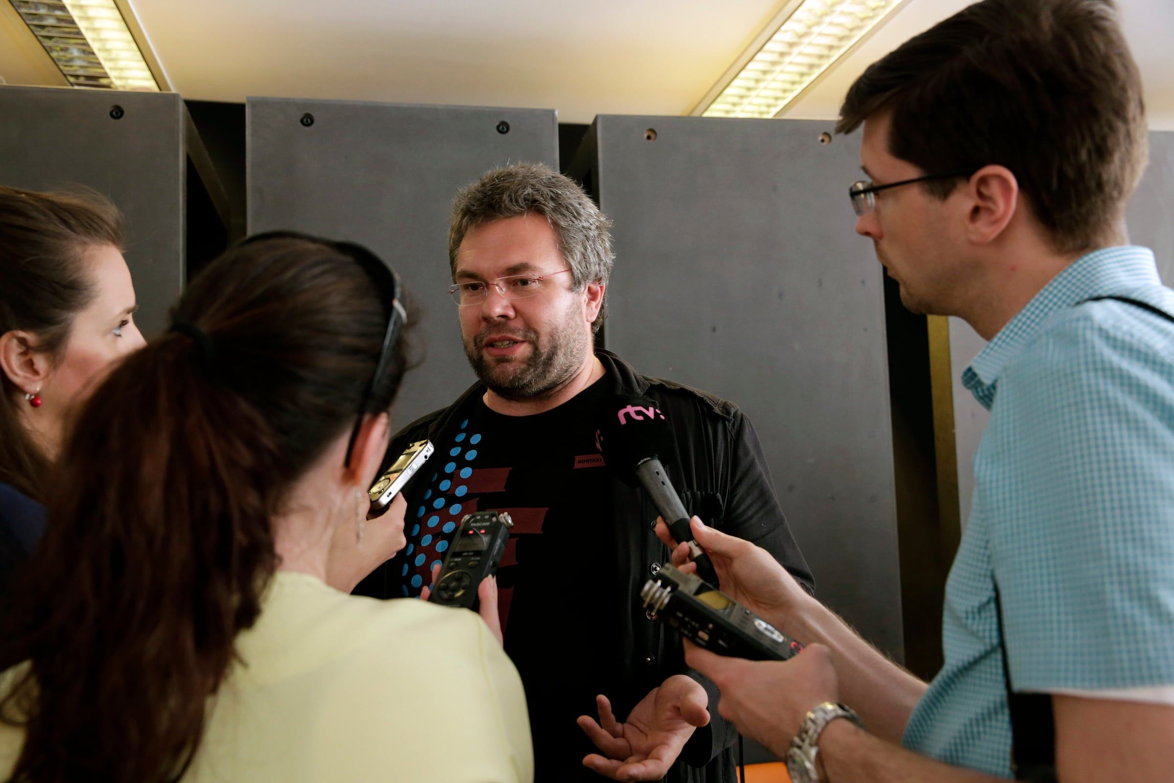 Novinári s mikrofónmi na tlačovej konferencii